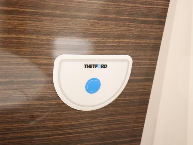 デュカト キャンピング モービルヴェッタ Kヨット テクノライン86 新車モデル ソーラーパネル トルマFFヒーターボイラー(燃料式) DC冷蔵庫 大容量給排水タンク カセットトイレ シャワールーム 8速AT(35枚目)