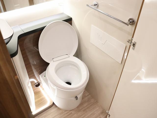 デュカト キャンピング モービルヴェッタ Kヨット テクノライン86 新車モデル ソーラーパネル トルマFFヒーターボイラー(燃料式) DC冷蔵庫 大容量給排水タンク カセットトイレ シャワールーム 8速AT(36枚目)