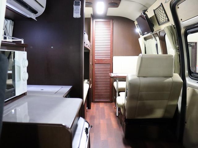 ハイエースバン 　キャンピング　ＯＭＣ　銀河　４ＷＤ　ＦＦヒーター　リチウム３００Ａｈ　インバーター１５００Ｗ　ＤＣ４０Ｌ冷蔵庫　家庭用エアコン　ソーラー１枚　電子レンジ　１９型ＴＶ　フィルムアンテナ　ブリッドシート（2枚目）