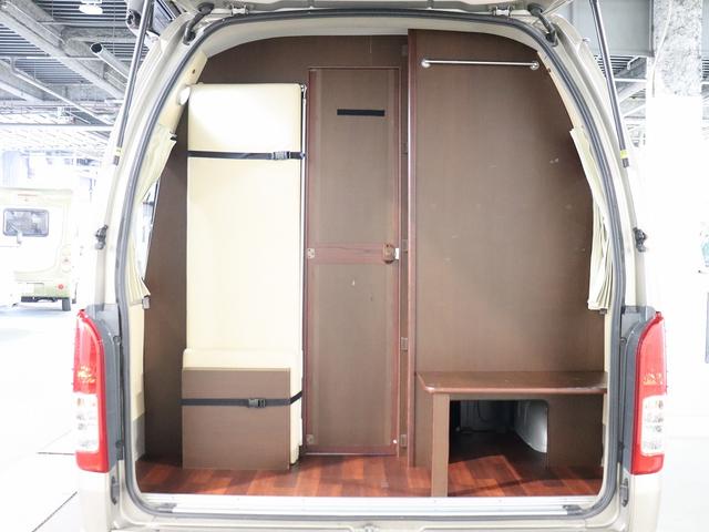ハイエースバン 　キャンピング　ＯＭＣ　銀河　４ＷＤ　ＦＦヒーター　リチウム３００Ａｈ　インバーター１５００Ｗ　ＤＣ４０Ｌ冷蔵庫　家庭用エアコン　ソーラー１枚　電子レンジ　１９型ＴＶ　フィルムアンテナ　ブリッドシート（3枚目）