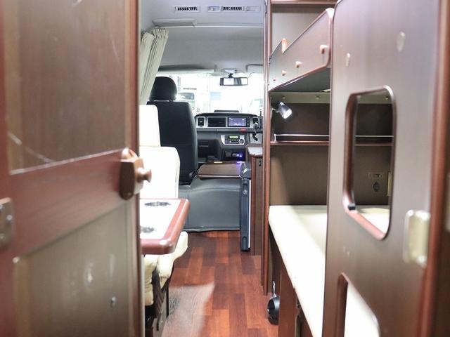 ハイエースバン 　キャンピング　ＯＭＣ　銀河　４ＷＤ　ＦＦヒーター　リチウム３００Ａｈ　インバーター１５００Ｗ　ＤＣ４０Ｌ冷蔵庫　家庭用エアコン　ソーラー１枚　電子レンジ　１９型ＴＶ　フィルムアンテナ　ブリッドシート（4枚目）