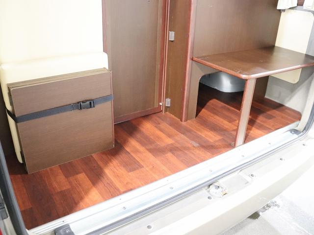 ハイエースバン 　キャンピング　ＯＭＣ　銀河　４ＷＤ　ＦＦヒーター　リチウム３００Ａｈ　インバーター１５００Ｗ　ＤＣ４０Ｌ冷蔵庫　家庭用エアコン　ソーラー１枚　電子レンジ　１９型ＴＶ　フィルムアンテナ　ブリッドシート（5枚目）