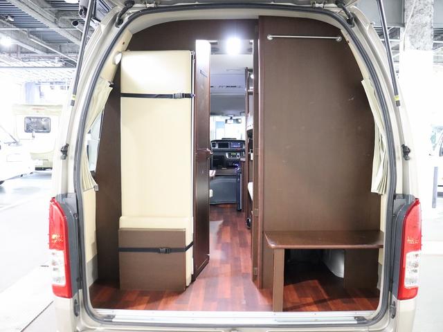 ハイエースバン 　キャンピング　ＯＭＣ　銀河　４ＷＤ　ＦＦヒーター　リチウム３００Ａｈ　インバーター１５００Ｗ　ＤＣ４０Ｌ冷蔵庫　家庭用エアコン　ソーラー１枚　電子レンジ　１９型ＴＶ　フィルムアンテナ　ブリッドシート（7枚目）