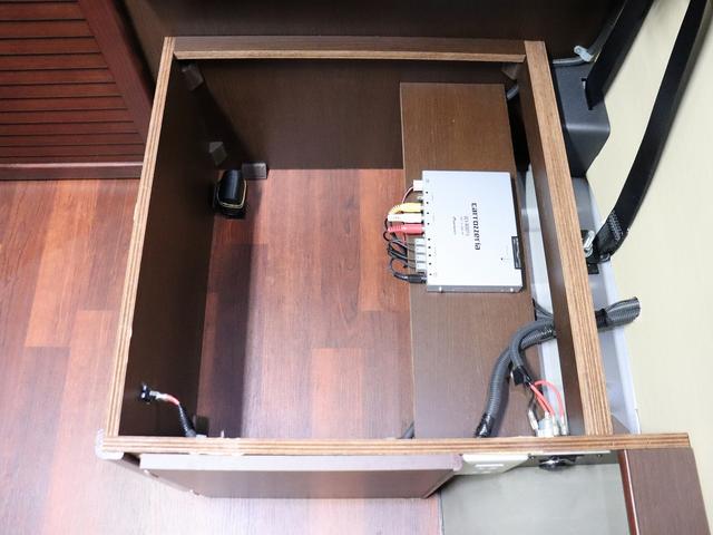 ハイエースバン 　キャンピング　ＯＭＣ　銀河　４ＷＤ　ＦＦヒーター　リチウム３００Ａｈ　インバーター１５００Ｗ　ＤＣ４０Ｌ冷蔵庫　家庭用エアコン　ソーラー１枚　電子レンジ　１９型ＴＶ　フィルムアンテナ　ブリッドシート（16枚目）