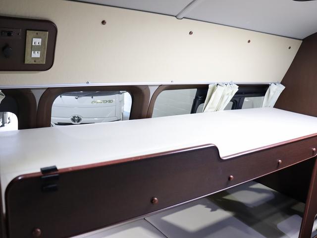 ハイエースバン 　キャンピング　ＯＭＣ　銀河　４ＷＤ　ＦＦヒーター　リチウム３００Ａｈ　インバーター１５００Ｗ　ＤＣ４０Ｌ冷蔵庫　家庭用エアコン　ソーラー１枚　電子レンジ　１９型ＴＶ　フィルムアンテナ　ブリッドシート（24枚目）