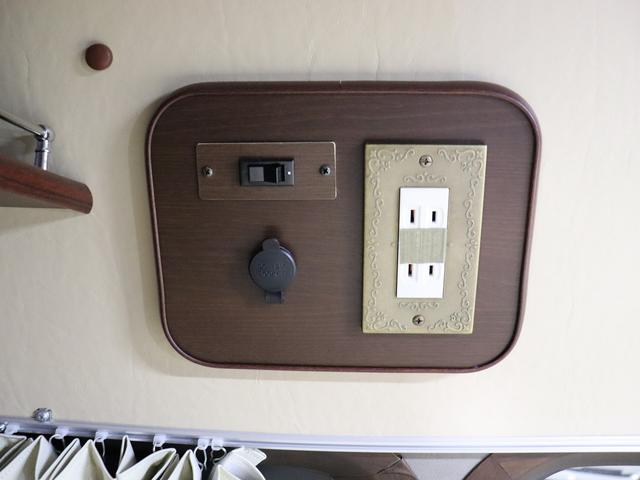 ハイエースバン 　キャンピング　ＯＭＣ　銀河　４ＷＤ　ＦＦヒーター　リチウム３００Ａｈ　インバーター１５００Ｗ　ＤＣ４０Ｌ冷蔵庫　家庭用エアコン　ソーラー１枚　電子レンジ　１９型ＴＶ　フィルムアンテナ　ブリッドシート（25枚目）