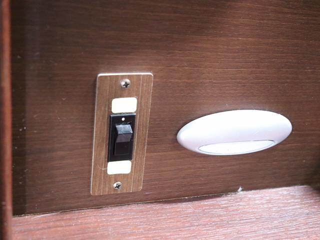 ハイエースバン 　キャンピング　ＯＭＣ　銀河　４ＷＤ　ＦＦヒーター　リチウム３００Ａｈ　インバーター１５００Ｗ　ＤＣ４０Ｌ冷蔵庫　家庭用エアコン　ソーラー１枚　電子レンジ　１９型ＴＶ　フィルムアンテナ　ブリッドシート（30枚目）