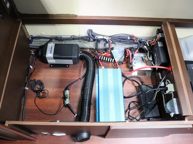 ハイエースバン 　キャンピング　ＯＭＣ　銀河　４ＷＤ　ＦＦヒーター　リチウム３００Ａｈ　インバーター１５００Ｗ　ＤＣ４０Ｌ冷蔵庫　家庭用エアコン　ソーラー１枚　電子レンジ　１９型ＴＶ　フィルムアンテナ　ブリッドシート（31枚目）