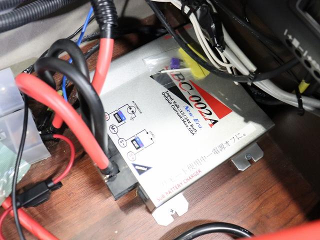 ハイエースバン 　キャンピング　ＯＭＣ　銀河　４ＷＤ　ＦＦヒーター　リチウム３００Ａｈ　インバーター１５００Ｗ　ＤＣ４０Ｌ冷蔵庫　家庭用エアコン　ソーラー１枚　電子レンジ　１９型ＴＶ　フィルムアンテナ　ブリッドシート（33枚目）