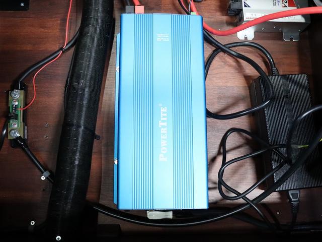 ハイエースバン 　キャンピング　ＯＭＣ　銀河　４ＷＤ　ＦＦヒーター　リチウム３００Ａｈ　インバーター１５００Ｗ　ＤＣ４０Ｌ冷蔵庫　家庭用エアコン　ソーラー１枚　電子レンジ　１９型ＴＶ　フィルムアンテナ　ブリッドシート（36枚目）