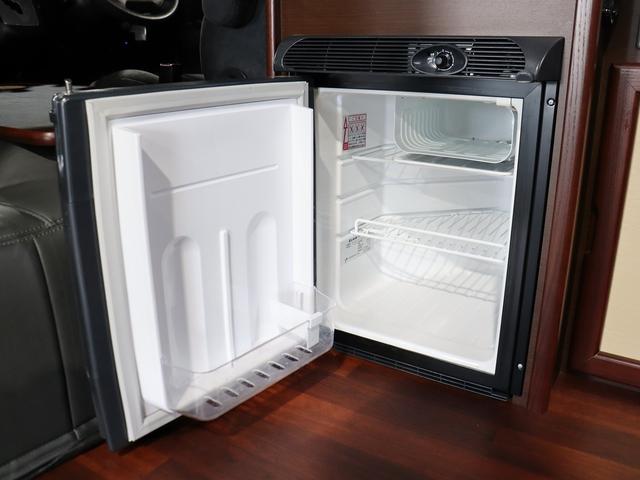 ハイエースバン 　キャンピング　ＯＭＣ　銀河　４ＷＤ　ＦＦヒーター　リチウム３００Ａｈ　インバーター１５００Ｗ　ＤＣ４０Ｌ冷蔵庫　家庭用エアコン　ソーラー１枚　電子レンジ　１９型ＴＶ　フィルムアンテナ　ブリッドシート（52枚目）