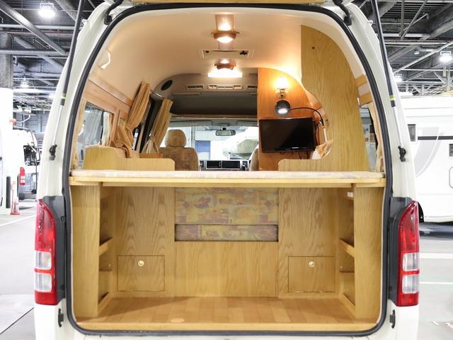 ハイエースバン キャンピング ロングトレイン 4WD ベバストFFヒーター ツインサブ インバーター1500W ルーフベント 電子レンジ ソーラーパネル 19型TV ナビ切替連動 DC冷蔵庫 給排水タンク20Lポリ(3枚目)