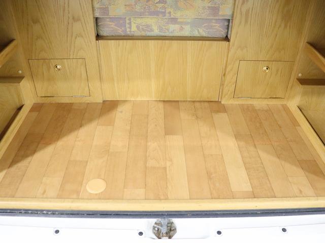 ハイエースバン キャンピング ロングトレイン 4WD ベバストFFヒーター ツインサブ インバーター1500W ルーフベント 電子レンジ ソーラーパネル 19型TV ナビ切替連動 DC冷蔵庫 給排水タンク20Lポリ(9枚目)