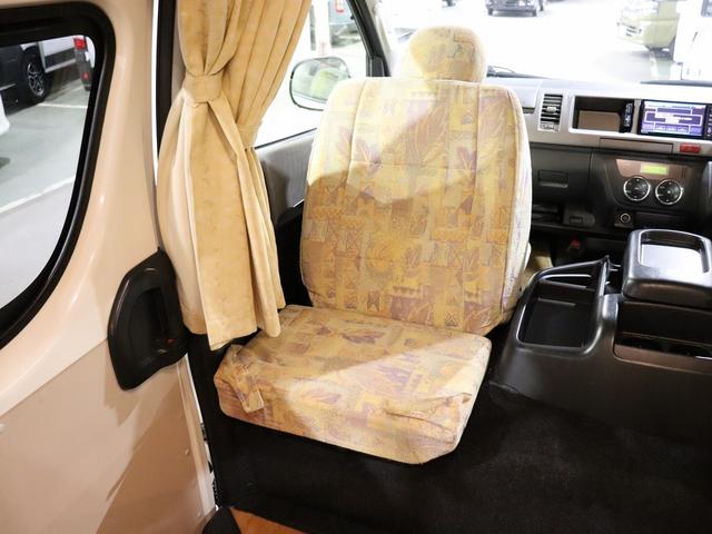 ハイエースバン キャンピング ロングトレイン 4WD ベバストFFヒーター ツインサブ インバーター1500W ルーフベント 電子レンジ ソーラーパネル 19型TV ナビ切替連動 DC冷蔵庫 給排水タンク20Lポリ(35枚目)