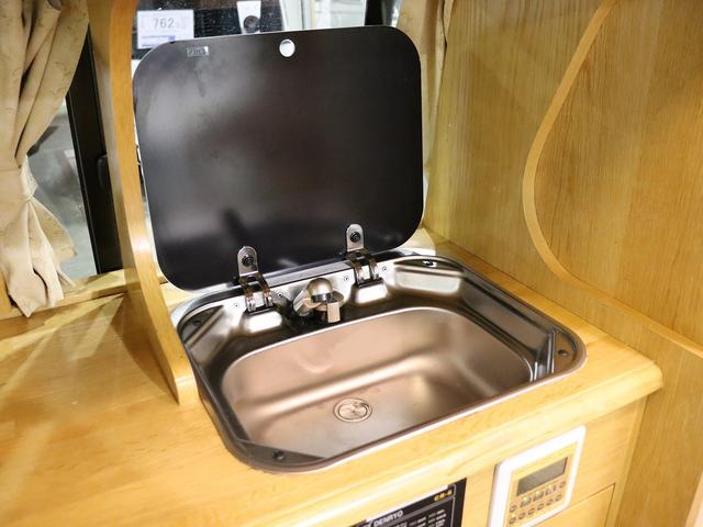 ハイエースバン キャンピング ロングトレイン 4WD ベバストFFヒーター ツインサブ インバーター1500W ルーフベント 電子レンジ ソーラーパネル 19型TV ナビ切替連動 DC冷蔵庫 給排水タンク20Lポリ(47枚目)