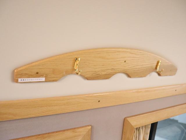 ハイエースバン キャンピング ロングトレイン 4WD ベバストFFヒーター ツインサブ インバーター1500W ルーフベント 電子レンジ ソーラーパネル 19型TV ナビ切替連動 DC冷蔵庫 給排水タンク20Lポリ(54枚目)