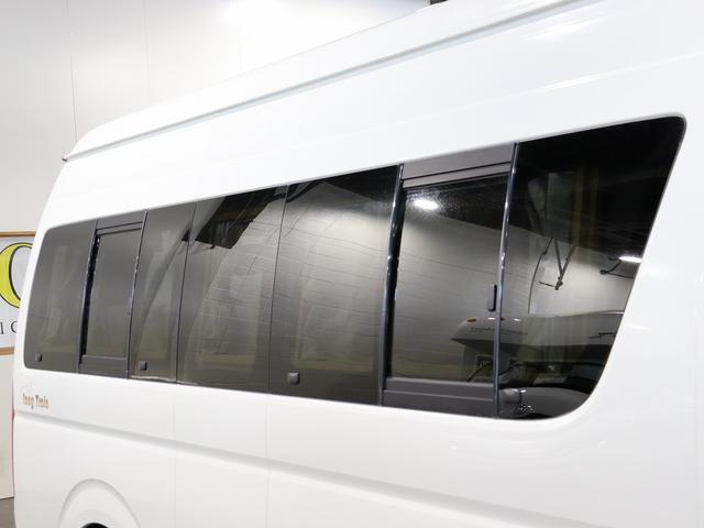 ハイエースバン キャンピング ロングトレイン 4WD ベバストFFヒーター ツインサブ インバーター1500W ルーフベント 電子レンジ ソーラーパネル 19型TV ナビ切替連動 DC冷蔵庫 給排水タンク20Lポリ(68枚目)
