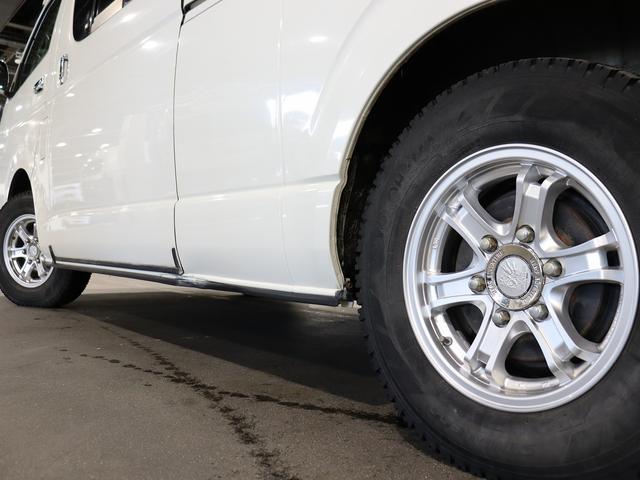 ハイエースバン キャンピング ロングトレイン 4WD ベバストFFヒーター ツインサブ インバーター1500W ルーフベント 電子レンジ ソーラーパネル 19型TV ナビ切替連動 DC冷蔵庫 給排水タンク20Lポリ(70枚目)