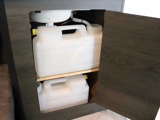 ハイエースバン 　キャンピング　インディアンキャンパー　オリジナル　４ＷＤ　サブＢＴ　インバーター１５００　走行充電　ダークプライムＩＩ　デジタル電圧計　両側パワスラ　走行用リアヒータークーラー　デジタルインナーミラー（29枚目）