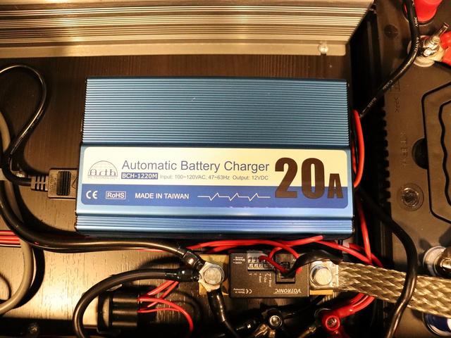 ハイエースバン 　キャンピング　モビーディックＮＨ０２　４ＷＤ　ＦＦヒーター　ツインサブ　インバーター８００Ｗ　縦型ＤＣ冷蔵庫　ＭＡＸＦＡＮ　アラウンドビューカメラ　前後ドラレコ　ナビ切替連動　社外ショック＆リアスタビ（12枚目）