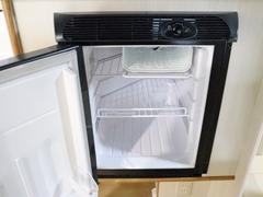 冷蔵庫！いつでも冷たい飲み物をお飲み頂けます！１２Ｖのサブバッテリーより電源供給しております！ 7