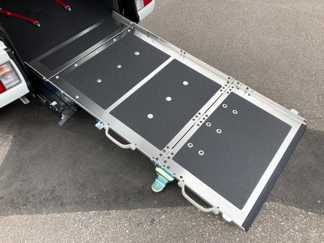 エブリイ ウィズ　車いす移動車　４ＷＤ　届出済未使用車　ウィズシリーズ　スロープタイプ　フロアマット　本体非課税（4枚目）
