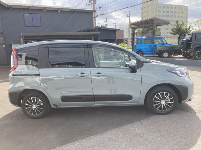 シエンタ ハイブリッドＺ　４ＷＤ５人　１０．５インチ純正ディスプレイオーディオ　ステアリングヒーター　純正室内カーテンセット＆ＦＵＮＦＵＮシートカバー　後方オートブレーキ　走行中視聴キット　両席シートヒーター　アドバンストパーク（4枚目）