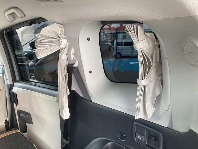 シエンタ ハイブリッドＺ　４ＷＤ５人　１０．５インチ純正ディスプレイオーディオ　ステアリングヒーター　純正室内カーテンセット＆ＦＵＮＦＵＮシートカバー　後方オートブレーキ　走行中視聴キット　両席シートヒーター　アドバンストパーク（21枚目）