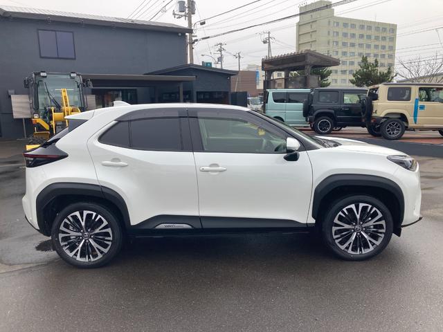 ヤリスクロス ハイブリッドＺ　４ＷＤ　寒冷地仕様　ＬＥＤヘッドランプ　８インチディスプレイオーディオ　ブラインドスポットモニター　パワーシート　シートヒーター　ハンズフリーパワーバックドア　ラゲッジルームアクセサリーコンセント（4枚目）