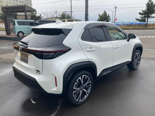 ヤリスクロス ハイブリッドＺ　４ＷＤ　寒冷地仕様　ＬＥＤヘッドランプ　８インチディスプレイオーディオ　ブラインドスポットモニター　パワーシート　シートヒーター　ハンズフリーパワーバックドア　ラゲッジルームアクセサリーコンセント（6枚目）