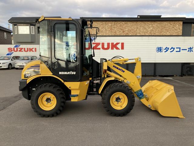 日本 　コマツ　ミニホイールローダー　ＷＡ３０－６Ｅ０　４ＷＤ　未使用　バケット０．５ｍ→０．６ｍへアップグレード　スパイクピン打ち（4枚目）