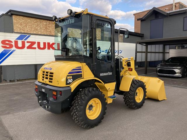 日本 　コマツ　ミニホイールローダー　ＷＡ３０－６Ｅ０　４ＷＤ　未使用　バケット０．５ｍ→０．６ｍへアップグレード　スパイクピン打ち（5枚目）