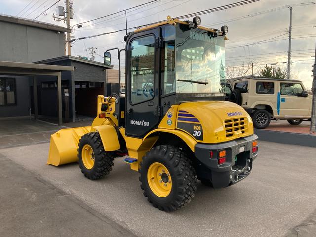 日本 　コマツ　ミニホイールローダー　ＷＡ３０－６Ｅ０　４ＷＤ　未使用　バケット０．５ｍ→０．６ｍへアップグレード　スパイクピン打ち（7枚目）