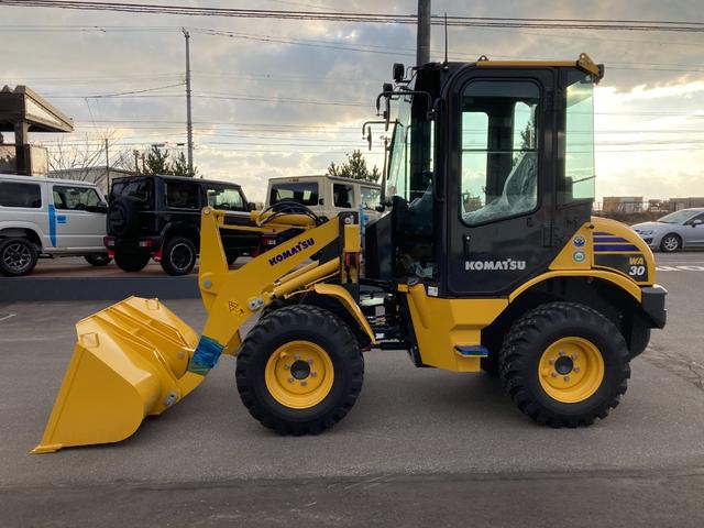日本 　コマツ　ミニホイールローダー　ＷＡ３０－６Ｅ０　４ＷＤ　未使用　バケット０．５ｍ→０．６ｍへアップグレード　スパイクピン打ち（8枚目）
