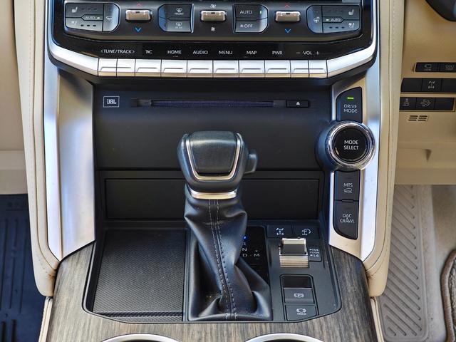 ランドクルーザー ＺＸ　モデリスタフルエアロ・モデリスタ２１インチホイール・コネクティッドナビ・リアシートエンターテイメントシステム・クルーボックス・ＩＴＳコネクト・空気圧センサー・リアデフ・ルーフレール・ドライブレコーダー（17枚目）