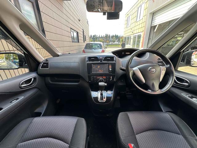 セレナ 　ドライブレコーダー　ＥＴＣ　バックカメラ　ナビ　ＴＶ　両側電動スライドドア　オートライト　スマートキー　アイドリングストップ　電動格納ミラー　３列シート　ＣＶＴ　アルミホイール（2枚目）