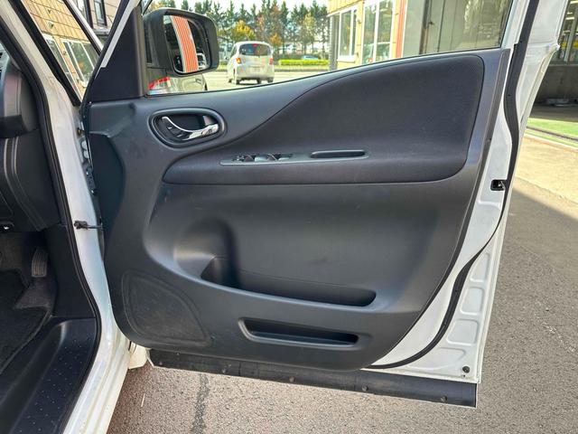 セレナ 　ドライブレコーダー　ＥＴＣ　バックカメラ　ナビ　ＴＶ　両側電動スライドドア　オートライト　スマートキー　アイドリングストップ　電動格納ミラー　３列シート　ＣＶＴ　アルミホイール（48枚目）