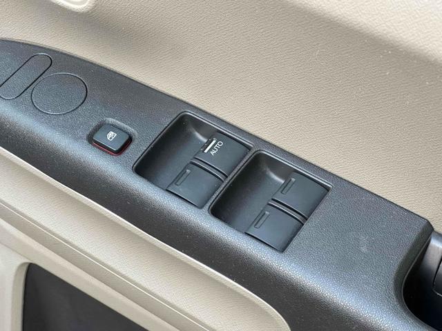 パワーウィンドウのスイッチですよ。運転席に居ながら窓を開け閉めのコントロールできますよ。