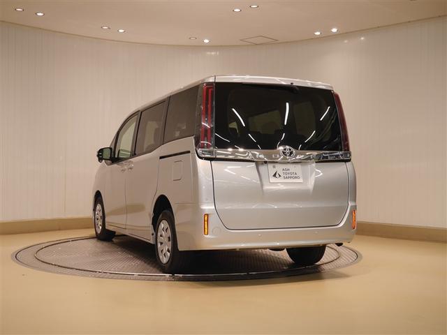 ノア Ｘ　ＡＵＸ　リアオートエアコン　パワーステアリング　助手席エアバック　オートクルーズコントロール　横滑り防止装置　キーレスエントリー　オートエアコン　ナビ　パワーウィンドウ　ＬＥＤヘッド　盗難防止装置（3枚目）