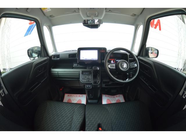 広々とした室内空間に、使いやすさはもちろん、素材の質感にまでこだわったインテリアと充実の快適装備。まるで自宅のリビングのようにかぞくみんながゆったりリラックスできる場所になります