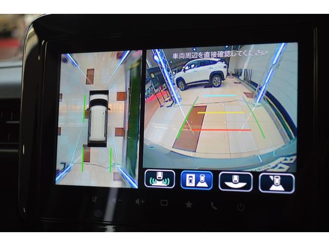 自社真上から見下ろしているかのような俯瞰映像で駐車などをサポート、フロント、左右両サイド、リアに装着したカメラで撮影した映像を合成し、ナビ画面に映し出します。