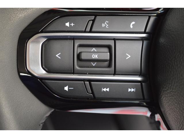 ステアリングにはオーディオなどが手元で操作できるスイッチが装備です