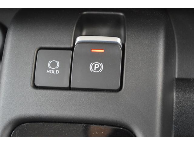 スイッチひとつで簡単に操作できる電動パーキングブレーキを搭載。シフト操作やアクセルと連動してパーキングブレーキが作動・解除されるため、スムーズな発進が可能です