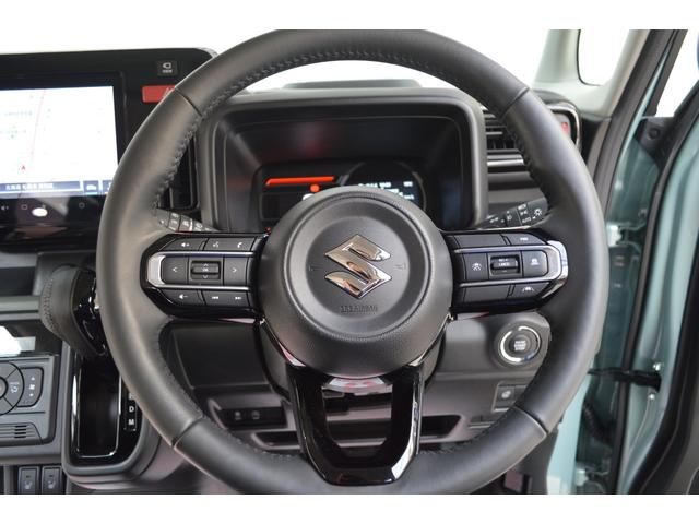 手にしっとりとなじむなめらかな質感の本革巻きステアリングでドライバーの冷えた手を素早く温めることで運転し始めの快適性を向上ステアリングは温まり過ぎないように自動でＯＮ／ＯＦＦを切り替える調整機能付です