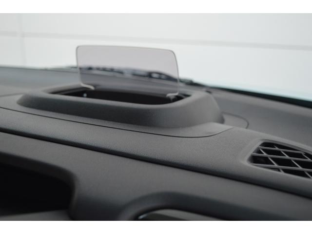 運転席ダッシュボード上に、車速やシフト位置、デュアルカメラブレーキサポートの警告などを表示する（ヘッドアップディスプレイ）を採用です