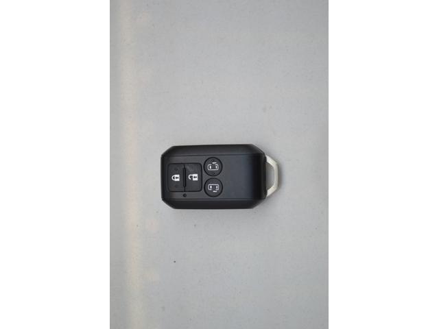 キーはもちろんスマートキー。キーを身に着けていればアウターハンドルに触れるだけでラクラクロック＆アンロック。エンジン始動だってワンプッシュでＯＫです◎