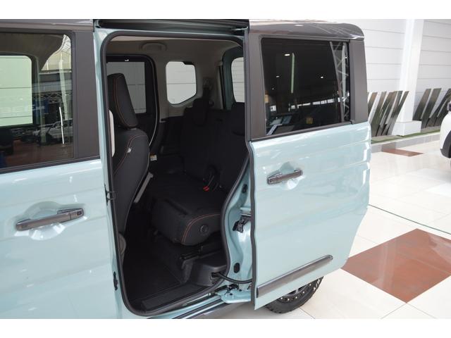 パワースライドドアを閉めている途中にドアロックを「予約」できる機能が、携帯リモコンや、フロントドアとバックドアのリクエストスイッチから操作可能です