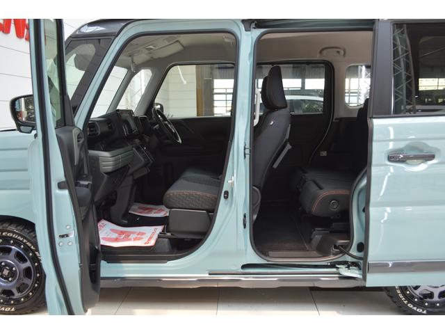 高い天井に、低いフロア前後にも開放感が広がるゆとりの設計、全てのシートに前後の位置を別々に調整できる独立型のシートスライドを採用しているので、体格に合わせて足もとまで広々としたスペースを確保します