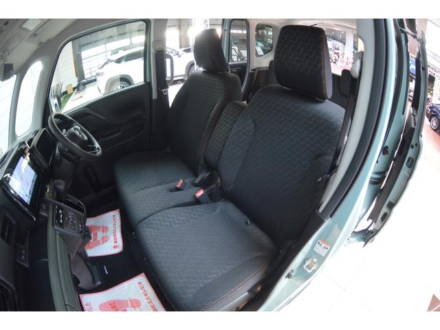 深みのある黒の中に、きらめくようなアクセントカラーが配色された表皮、艶のあるレザー調の素材使いが上質感を演出しています