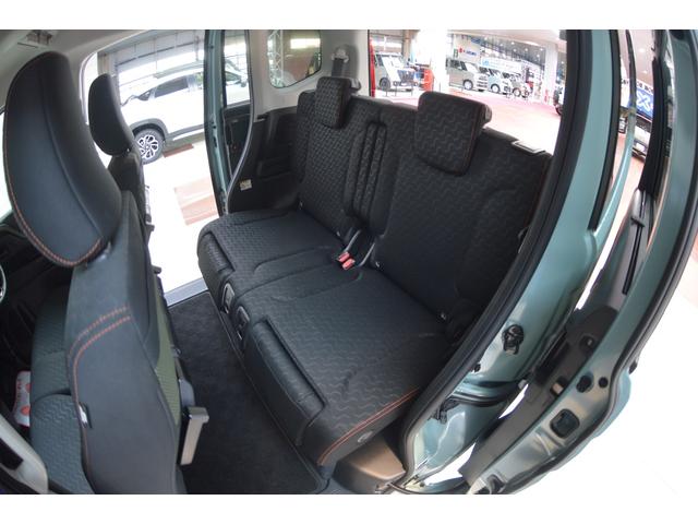 後席を格納したときの荷室高が高く、床面もフラットな設計。開口部には自転車の積み下ろしガイドを設置し、自転車もラクに載せることができます。